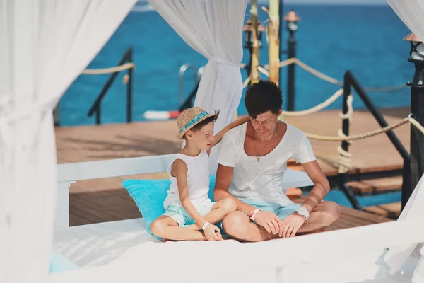 Padre e hijo junto al mar — Foto de Stock