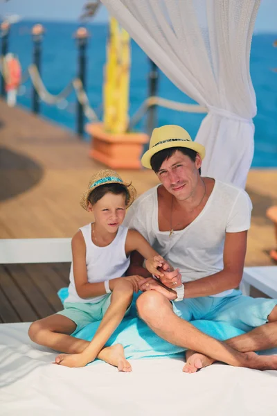 Père et fils près de la mer — Photo