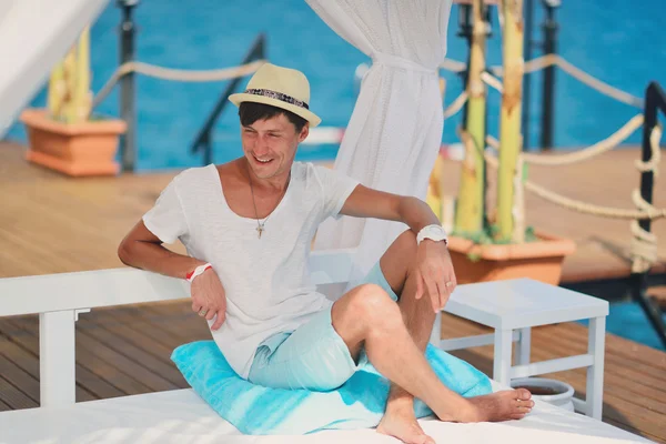 Il ragazzo con il cappello sotto un baldacchino — Foto Stock