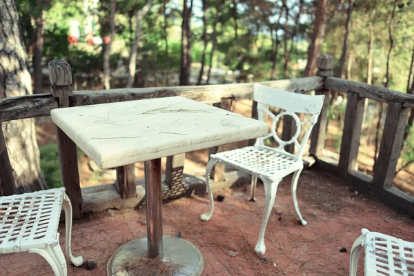 Beyaz masa ve sandalye — Stok fotoğraf