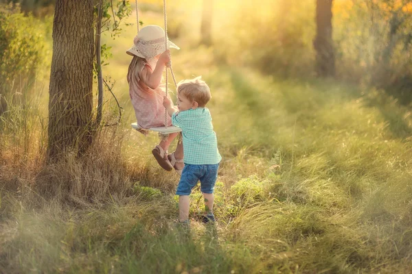 Les enfants sur un swing — Photo