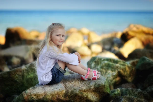 Girl on the rocks — Stock Photo, Image