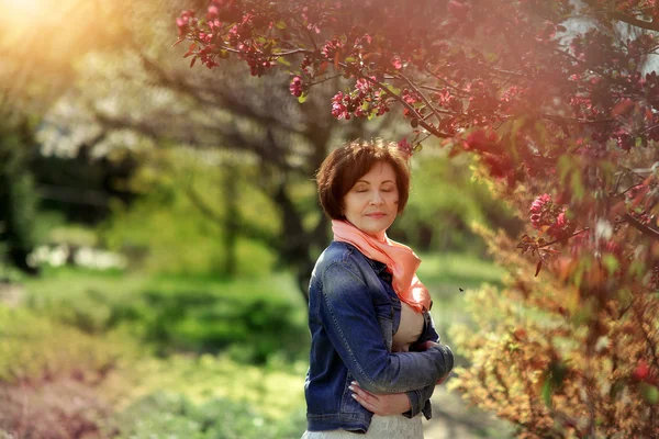 Mujer en jardín floreciente — Foto de Stock