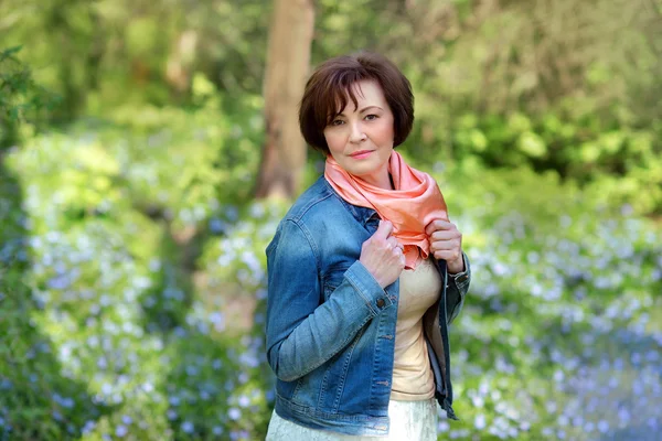 Mujer en el parque — Foto de Stock