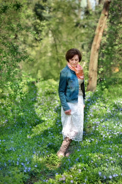 Frau im Park — Stockfoto