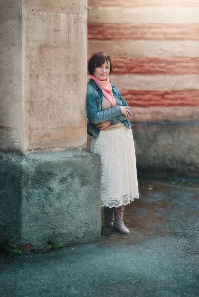 Woman near the wall — Stock Photo, Image