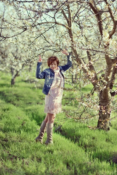 Mujer en jardín floreciente — Foto de Stock