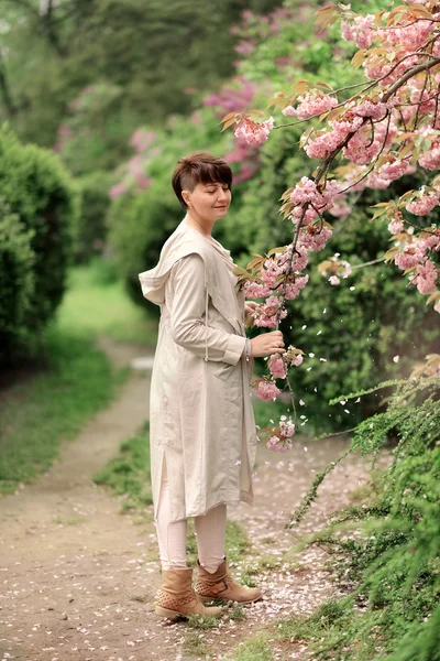 Frau im blühenden Garten — Stockfoto