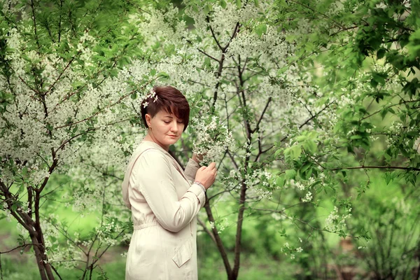 Vrouw in bloeiende tuin — Stockfoto