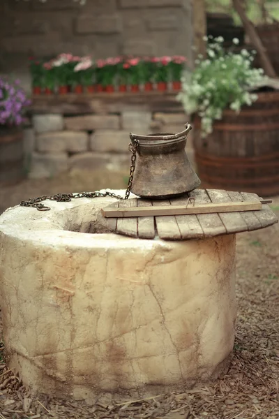 Ein Brunnen mit einem Eimer — Stockfoto