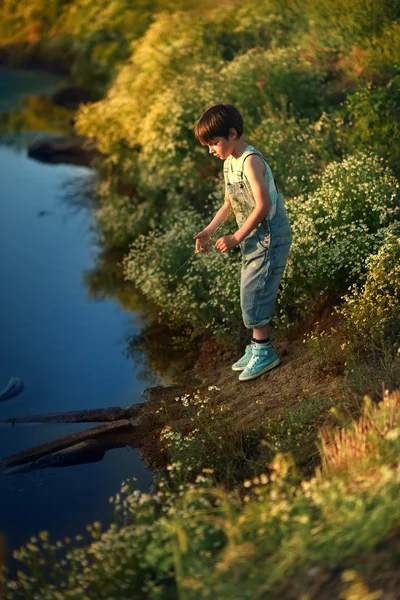 Chlapec u řeky — Stock fotografie