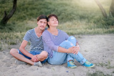 Genç çift yelekler