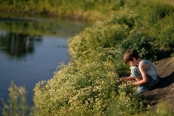 Niño junto al río — Foto de Stock