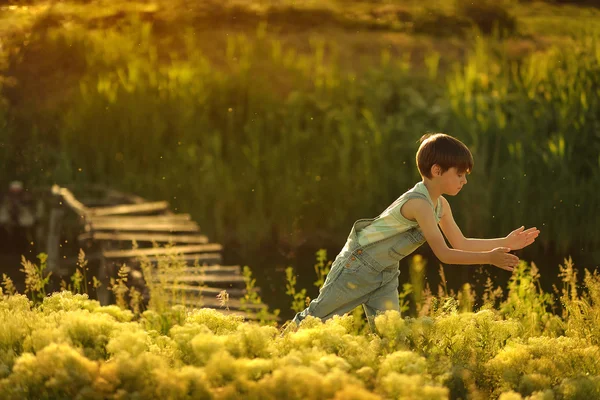 Niño junto al río — Foto de Stock