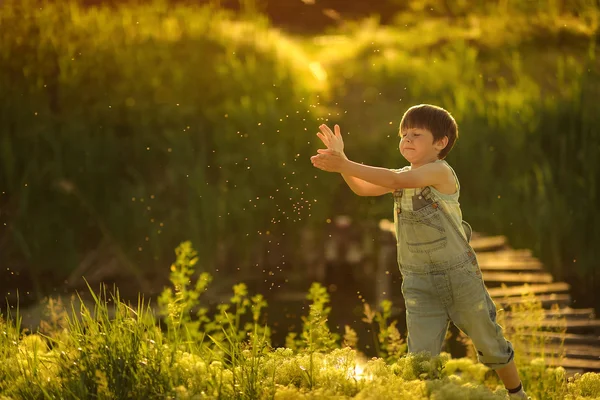 Jongen door de rivier — Stockfoto