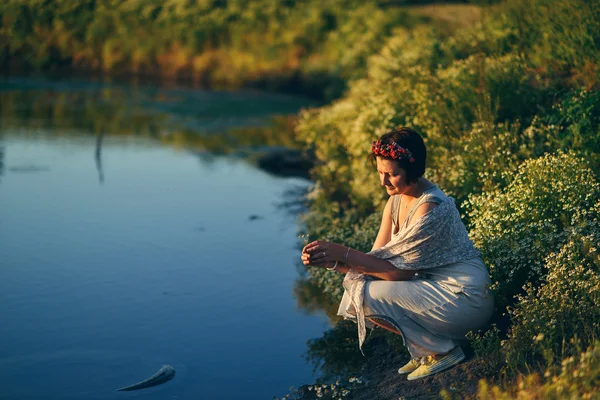 Meisje met een krans in rivier — Stockfoto