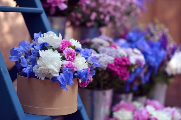 Bouquet of peonies and iris — Stock fotografie
