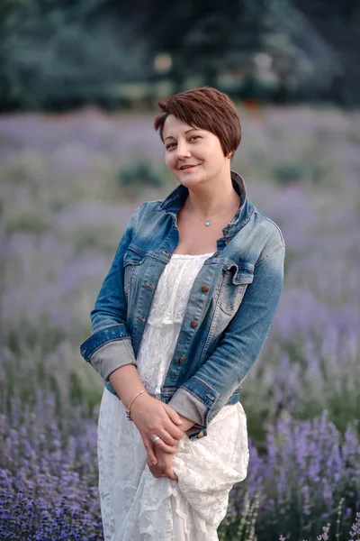 Flicka med lavendel — Stockfoto