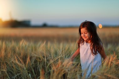 Buğday tarlasında bir kız