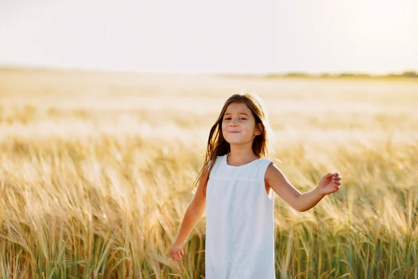 Fille dans un champ de blé — Photo