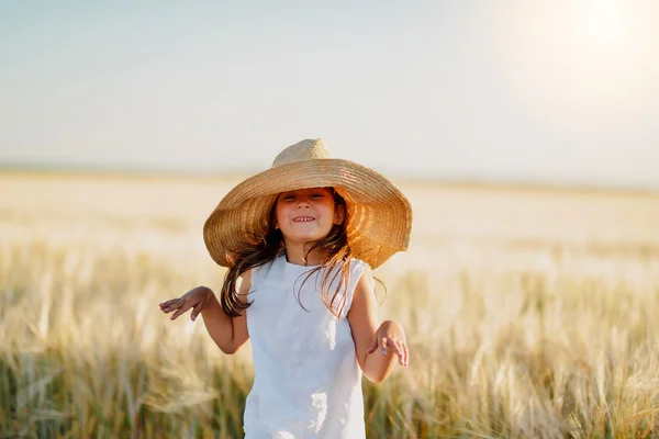 Preschool girl in a ripe wheat field — Stock Photo, Image