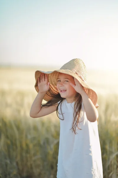 Ragazza in età prescolare in un campo di grano maturo — Foto Stock