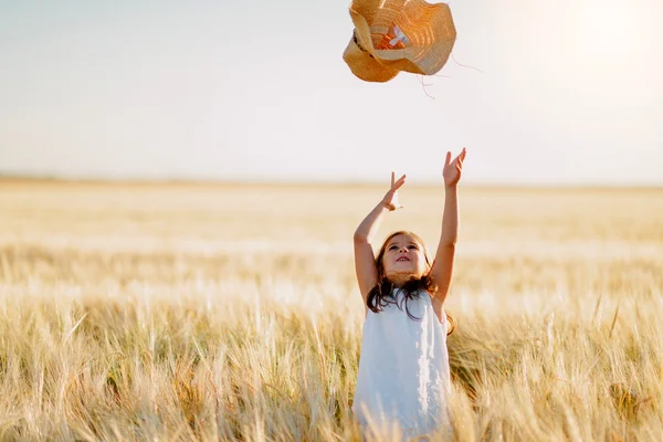 Дошкільна дівчина в стиглому пшеничному полі — стокове фото