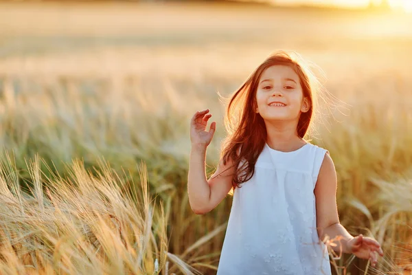 Niña en un campo de trigo —  Fotos de Stock