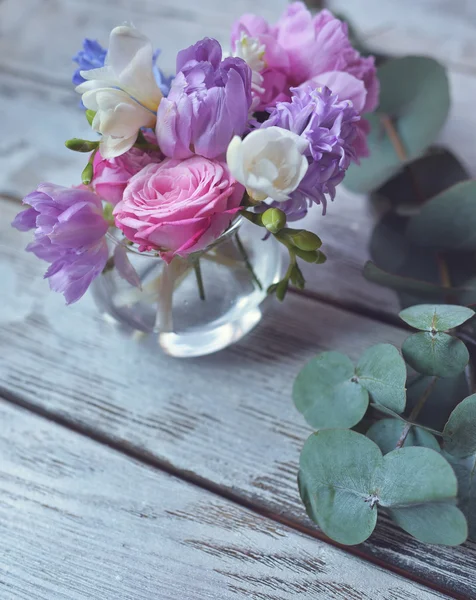Arranjo floral no tabuleiro — Fotografia de Stock