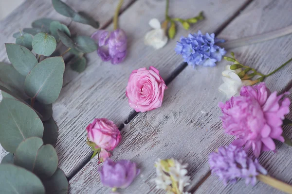 Floral arrangement on the board — Stock Photo, Image