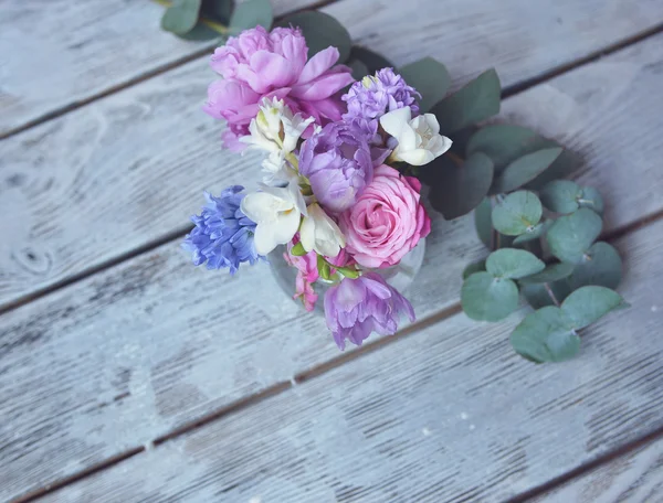 Arranjo floral no tabuleiro — Fotografia de Stock