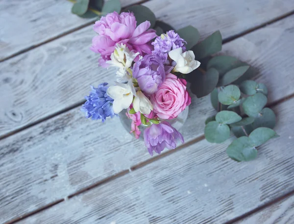 Blomsterarrangemang i styrelsen — Stockfoto