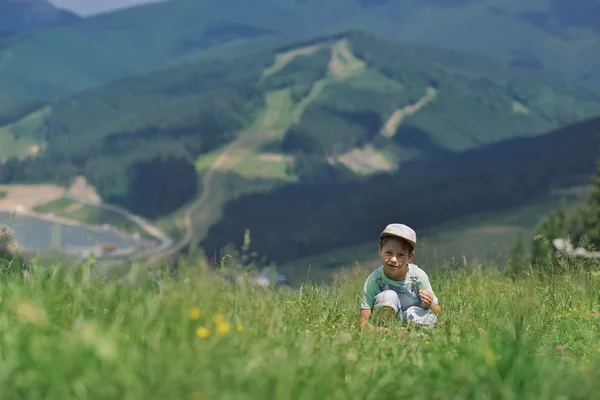 Chlapec a hory — Stock fotografie