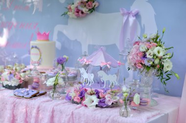 çiçek ve bir tatlı ile tablo