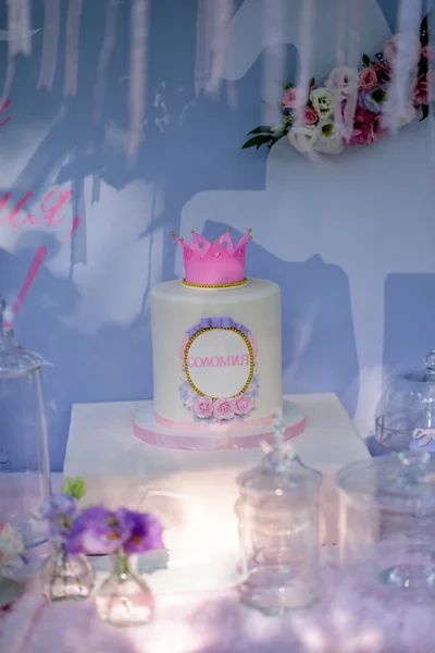 Gâteau d'anniversaire avec une couronne — Photo