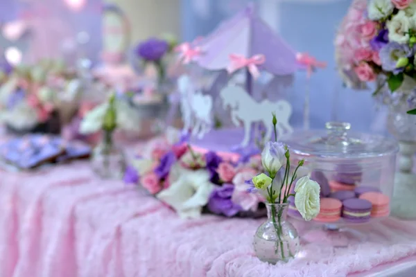 Mesa con flores y un postre —  Fotos de Stock