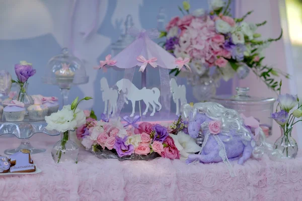 Стол с цветами и десерт — стоковое фото