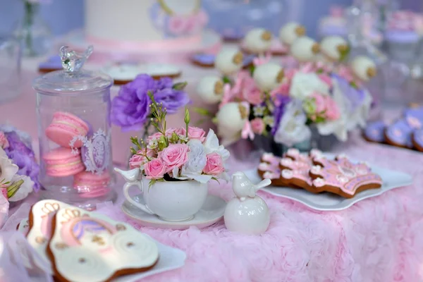 Mesa con flores y un postre — Foto de Stock