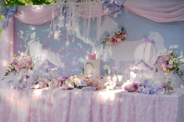 Tisch mit Blumen und einem Dessert — Stockfoto