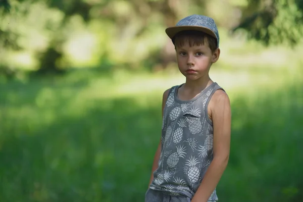 Маленький хлопчик у лісі — стокове фото