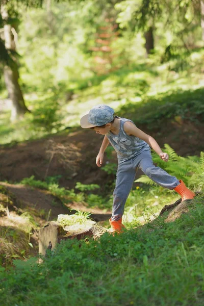 Seorang anak kecil di hutan — Stok Foto