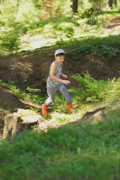 Seorang anak kecil di hutan — Stok Foto