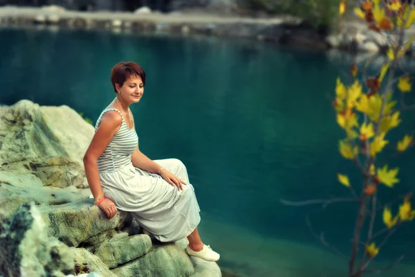 Mujer en el río — Foto de Stock