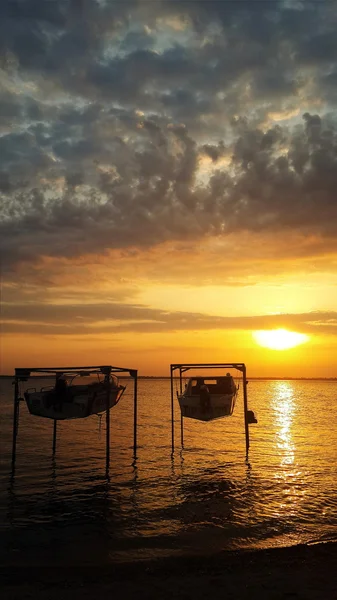 Coucher de soleil sur la mer et les bateaux — Photo