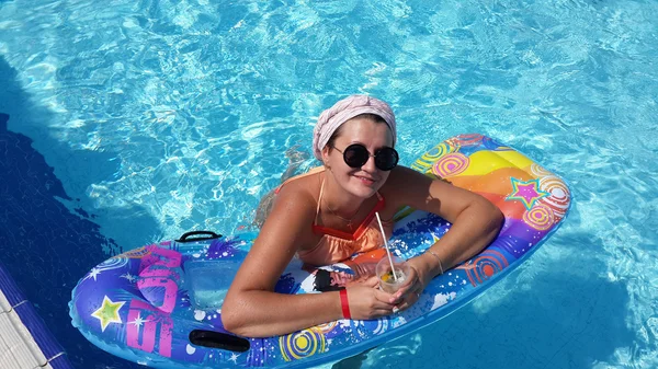 Mulher na piscina — Fotografia de Stock