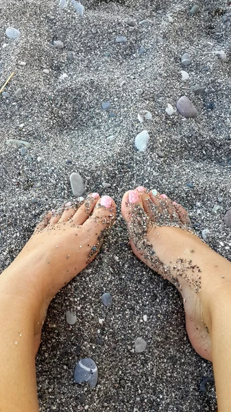 砂の中の女性の足 — ストック写真