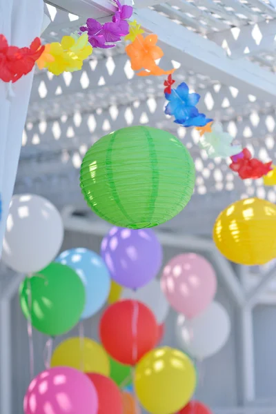 Buntes Papier und Luftballons — Stockfoto