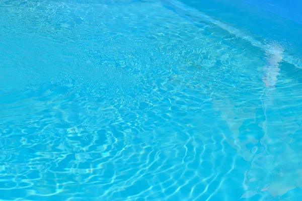 Лазурная вода в бассейне — стоковое фото