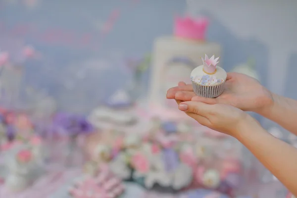 Houden een cupcake — Stockfoto