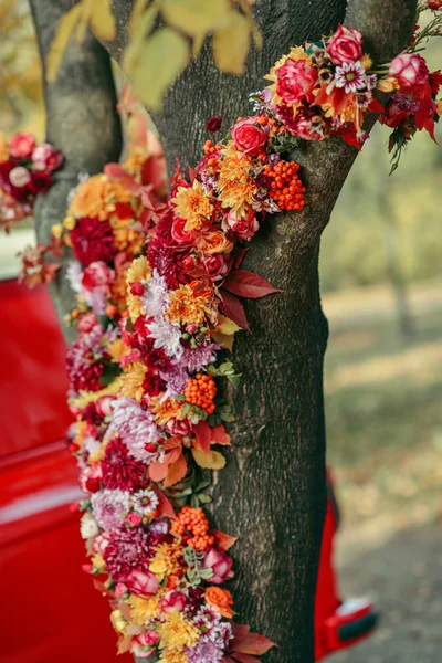 Arrangement floral sur l'arbre — Photo